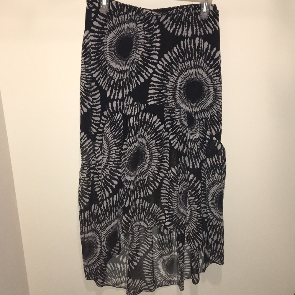 High low black and white patterned medium skirt